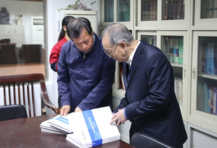 國醫(yī)大師、山西中醫(yī)學(xué)院教授王世民先生到藥都制藥集團參觀考察