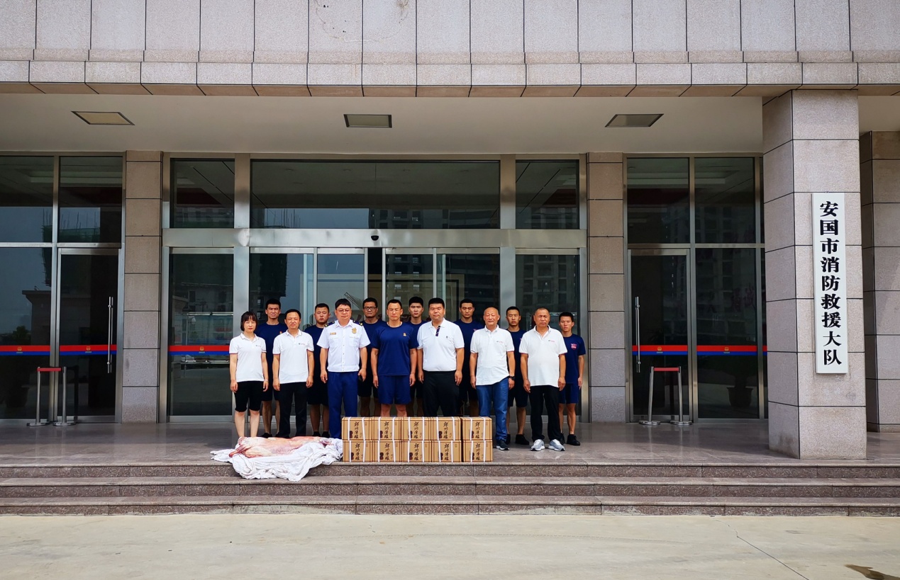總經(jīng)理李龍帶領(lǐng)公司有關(guān)人員到安國市消防救援大隊(duì)慰問