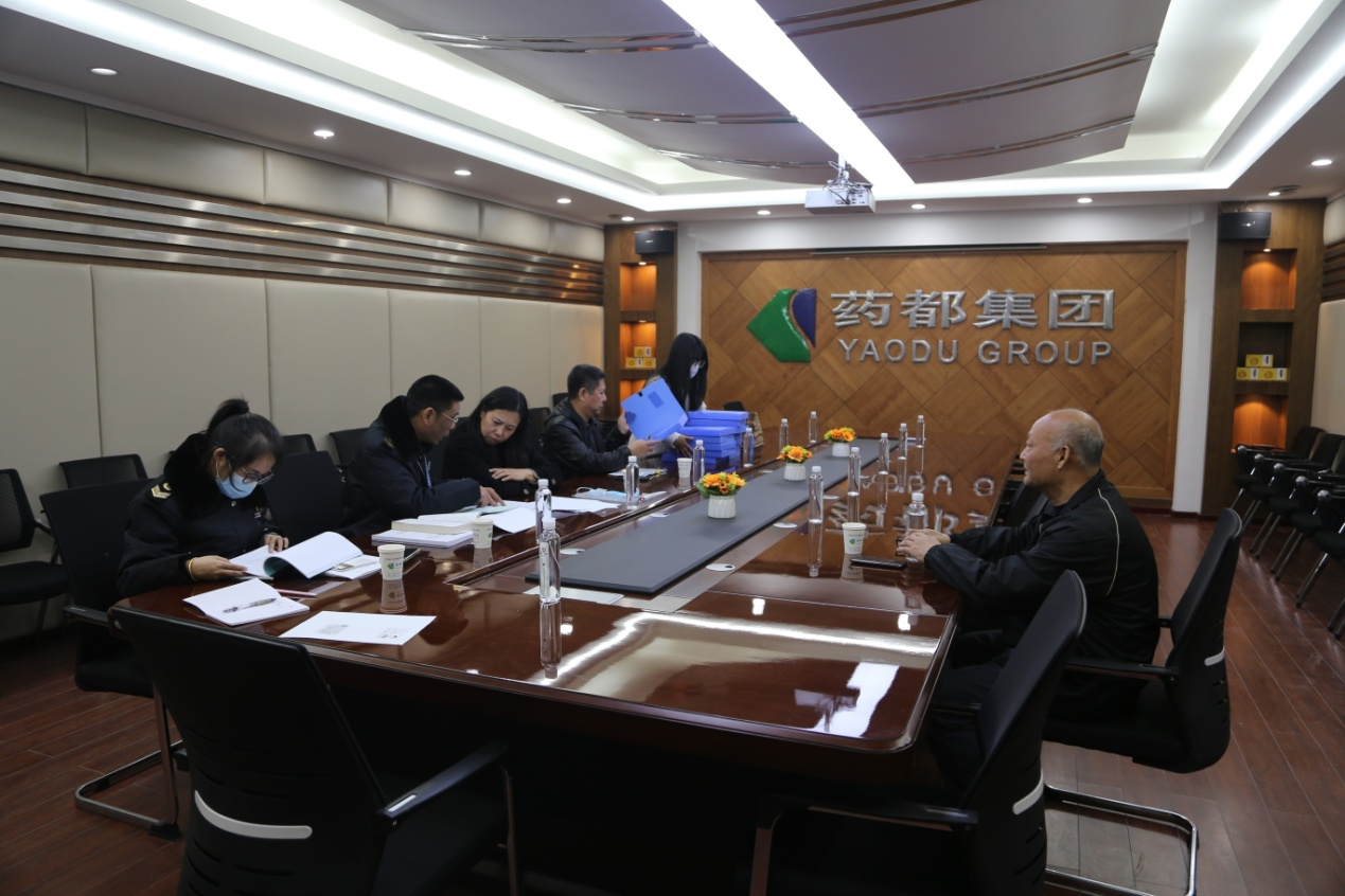安國市衛(wèi)生監(jiān)督所領(lǐng)導(dǎo)到藥都集團(tuán)檢查職業(yè)病危害風(fēng)險(xiǎn)分類分級落實(shí)情況