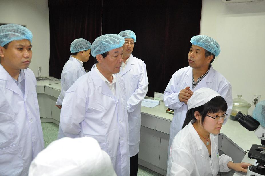 河北省科學(xué)技術(shù)廳黨組副書記、副廳長連小勇來藥都制藥集團(tuán)調(diào)研